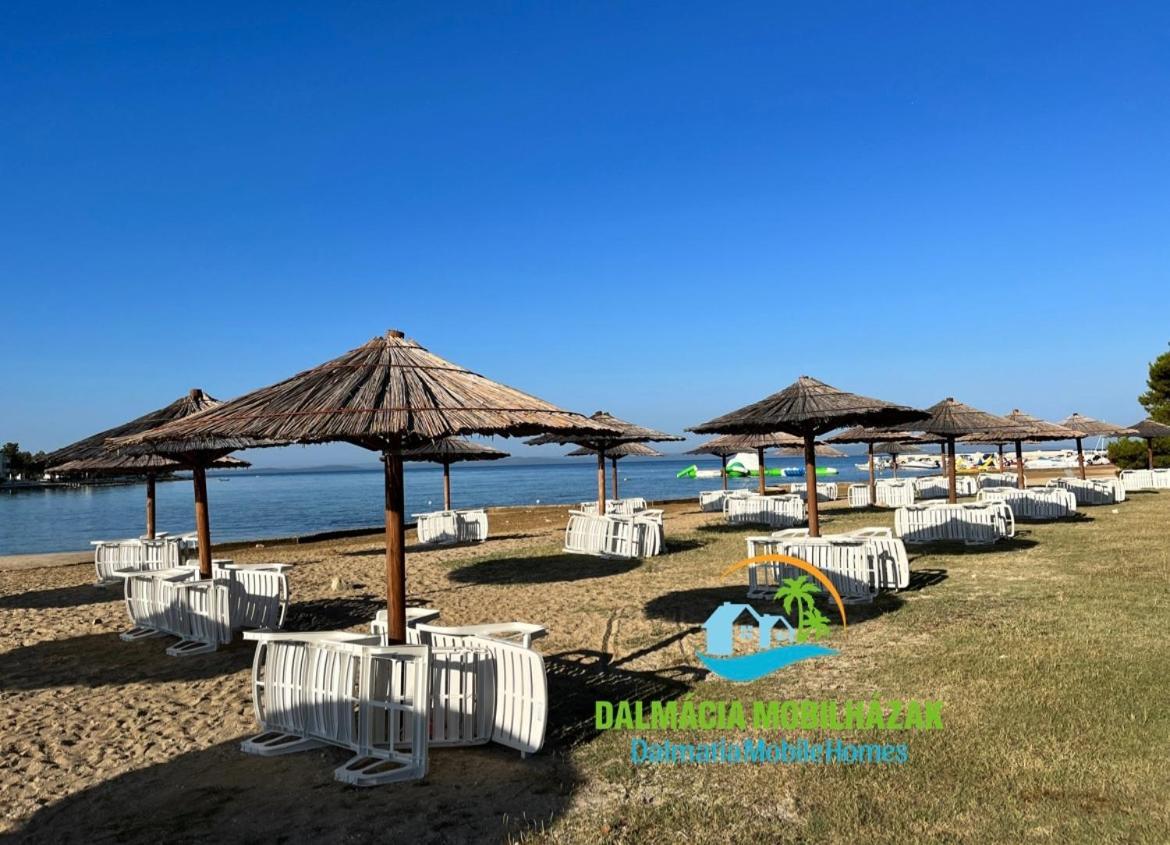 פריבלאקה Lakokocsik A Tengerparton - Caravans At The Sandy Beach מראה חיצוני תמונה
